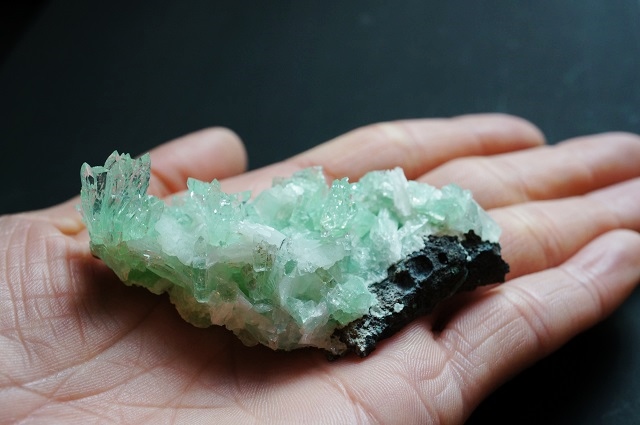 静岡で鉱石、天然石、パワーストーンを探すなら龍晶-RONJIN- 鉱石紹介 グリーンアポフィライト [完売]